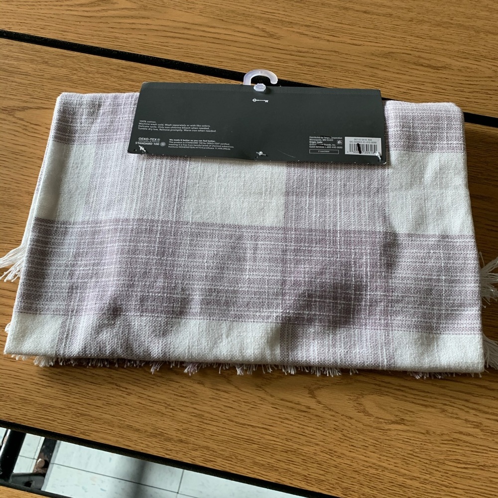 Threshold Table Throw - Picture 2 of 3